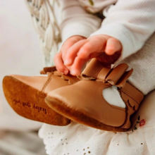 Load image into Gallery viewer, Winnie Tan Bow Girls Moccasins