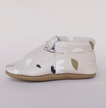 Load image into Gallery viewer, Abstract Print Girls Moccasins

