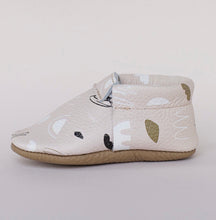Load image into Gallery viewer, Abstract Print Girls Moccasins