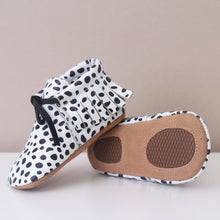 Load image into Gallery viewer, Bowie Animal Print Unisex Moccasins