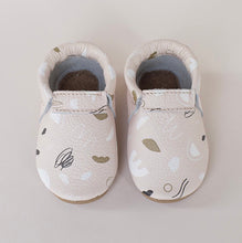 Load image into Gallery viewer, Abstract Print Girls Moccasins