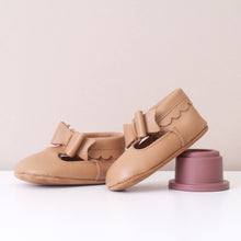 Load image into Gallery viewer, Winnie Tan Bow Girls Moccasins