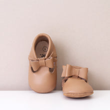 Load image into Gallery viewer, Winnie Tan Bow Girls Moccasins