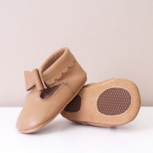 Load image into Gallery viewer, Winnie Tan Bow Girls Moccasins