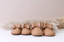 Load image into Gallery viewer, Winnie Tan Bow Girls Moccasins