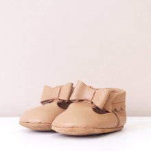 Load image into Gallery viewer, Winnie Tan Bow Girls Moccasins
