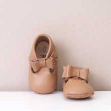 Load image into Gallery viewer, Winnie Tan Bow Girls Moccasins
